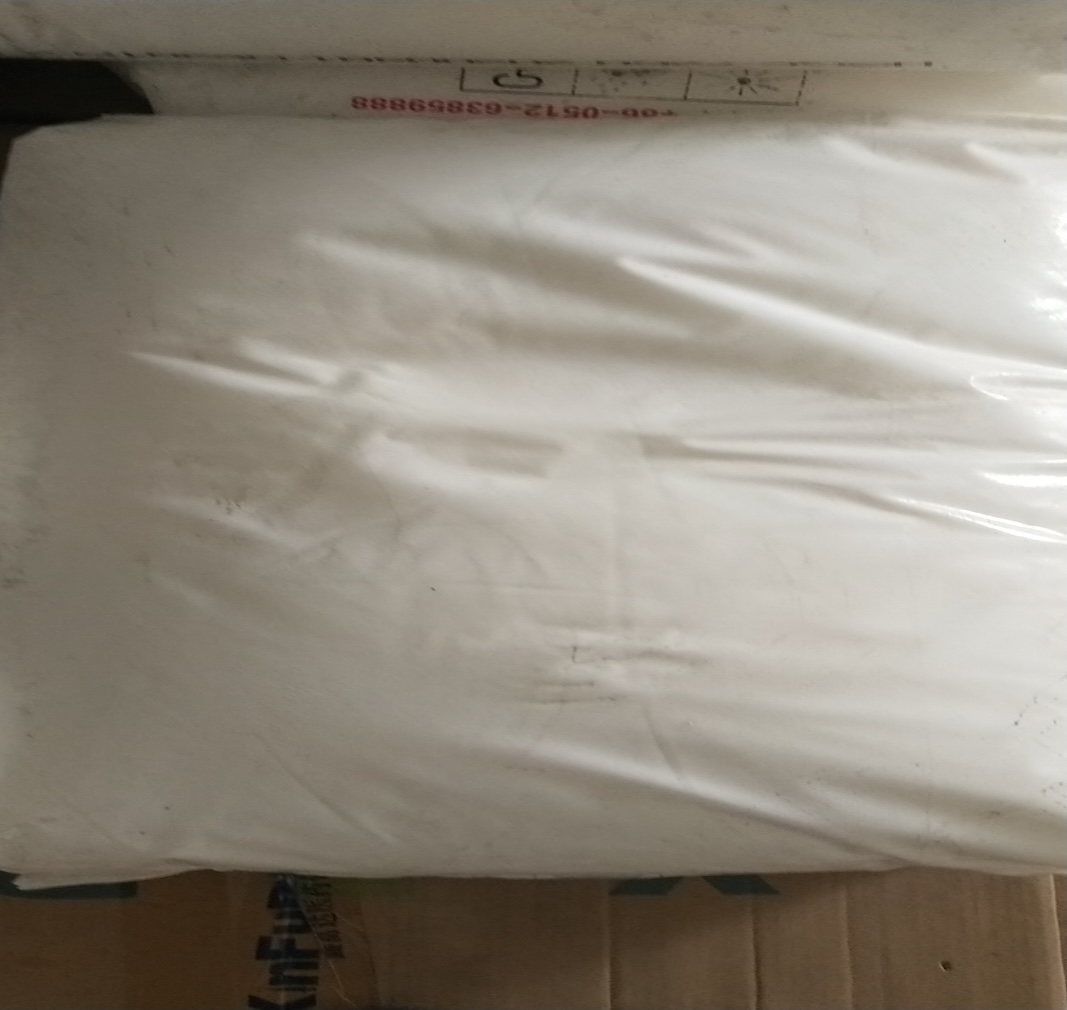 62355c0e-d542-401a-9797-8a1c6258bd46 Partea din spate a unei sacoșe țesute albe de 25 kg, realizată din rezină HDPE de la Hengli Petrochemical, stivuite în depozit.jpg